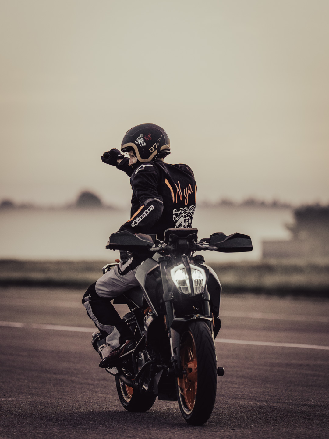 Magnus på sin KTM 390 Duke. Foto: Robban Eklund, Tibro