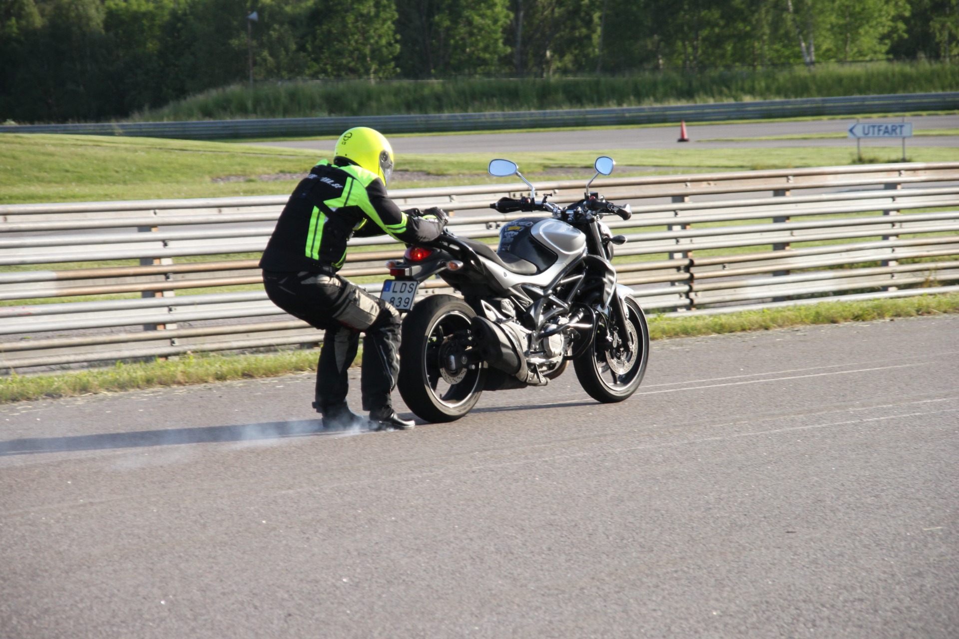 På träskor på Kinnekulle Ring efter en Suzuki Gladius