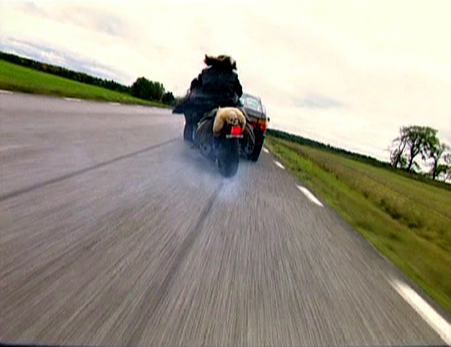 rABBit år 1999. Framhjulet skrapar mot bilens stötfångare